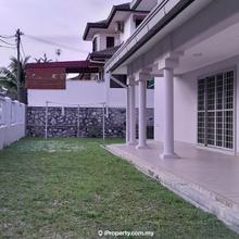 Corner unit with 20 feet of spacious side land garden ! 