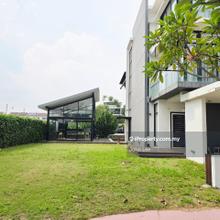 Semi D Corner Lake Edge Puchong Good Location Near ioi Mall Puchong