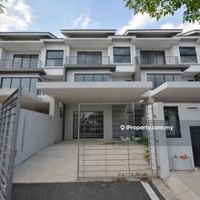 3 Strorey Spacious Link House - Tip Top Condition - 5 Big Bedrooms