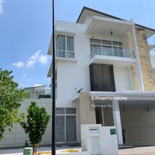 Corner 3 sty Strata Bungalow for sale