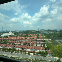 High floor unit with nice palace view 