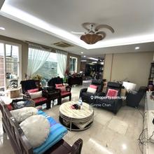 Freehold, Renovated 3 storey, 24 x 111 feet