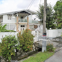2 storey bungalow with big built-up & lots of space for renovation.