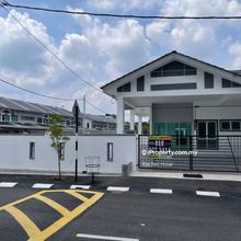 Big land corner house in Lumut! 