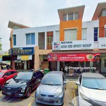 Crowded area in bandar botanic, 2storey shop lot for sale ! Good buy