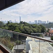 Brand New Unit Come With High Ceiling.