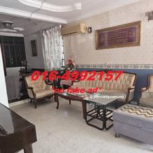 Corner unit, side and back garden. Great location.