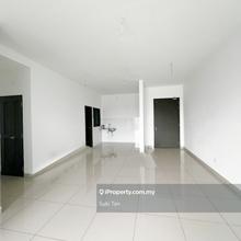 Brand new and lake view unit 
