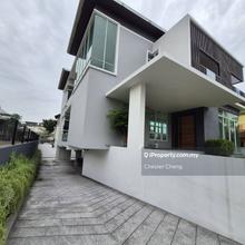 Bungalow with Basement Car Park (Total 7 Cars) and Swimming Pool