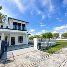 Corner Extra 15 feets land 2 Storey 35x60sf 24h Guarded Move In Condi