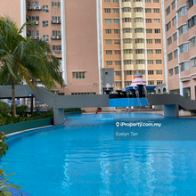 Freehold 3min walk to Lrt below shopping mall supermarket eateries