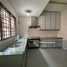 Walk to one Utama walk to Mrt close to park 