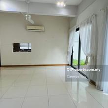 Walking distance to shops and restaurant 