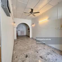 Single storey house w/ strategic location.