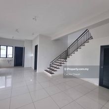 Owner never stay in brand new unit corner lot 