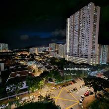 Mid floor with city view & specially with 3 car parks!