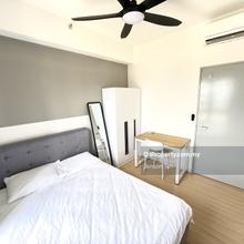Fully Furnished Middle Room, Ready to Move In! Shuttle Services to LRT
