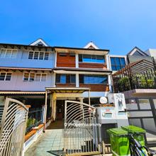 Amazing Upper Unit townhouse with Fully Functional Spacious Attic