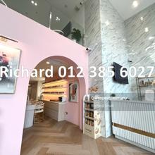 Ground floor double volume unit in Uptown area