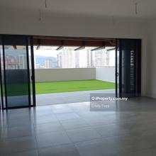 Large balcony with land unit