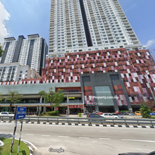 Ground floor shop facing main road 