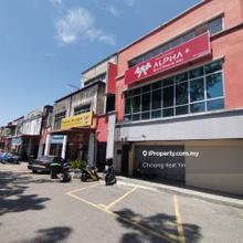 Facing main road 3storery shoplot for sale with high ROI 5.49%