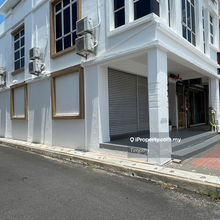 End lot shop for rent at merdeka permai