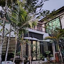 Bungalow dalam kejiranan Melayu dan berdekatan Surau Jumaat