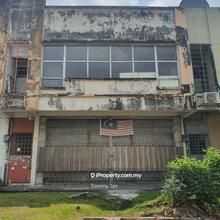 Clean and nice 1.5 storey terrace factory storey for rent 