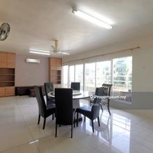 Mid floor, renovated, swimming pool view & 2 car parks!