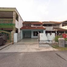 Fully Renovated unit. 5 Min away from MRT! Walking distance to schools