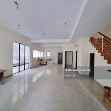End lot, Ample Parking