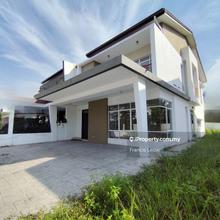 Semi detached With 5 Bedrooms and 5 Bathrooms