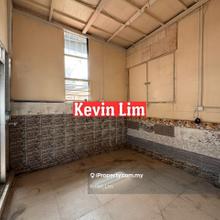 High Ceiling warehouse type space for Rent 2800sf v Car Poarch 