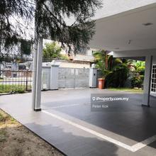 Corner Semi-D with abt. 4200sf living space. 6 Rooms for big family