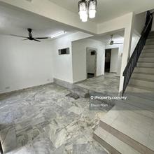 Fully Extend & Limited 2.5 Storey Terrace Move In Condition Call Now