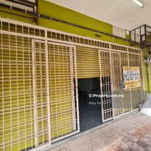 Ground floor shop lot for rent suitable for storage use 
