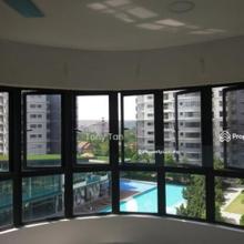 Very spacious living with swimming pool view 