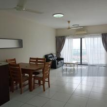 Well kept unit Next to setiawalk mall. Walking Distance to LRT station