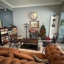 Tastefully designed 2.5 storeys next to Park, ample parking