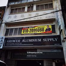 Pre war House in City of Batu Pahat next to Ocbc Bank
