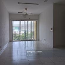 Freehold 3 bedrooms unit with full facilities and short drive to Mall