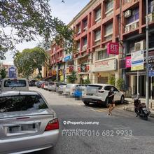 4 Story Shop, Taman danau desa, 