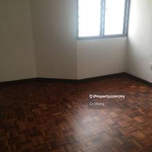Basic corner house suitable for workers. Walking distance to LRT