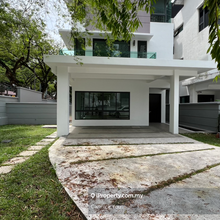 Walking distance to shops and restaurants 