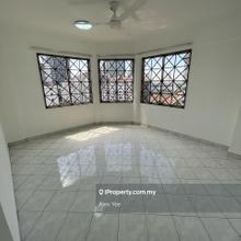 Pool view, corner unit, newly refurbish, family place w tight security