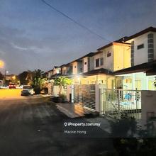 Room To Let For 500 Opposite Taipan Biz Centre Near Taipan LRT .