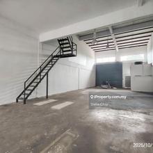 1.5 Storey Link Factory / Impian Emas /La 30 x 95sf / Newly Refurbish