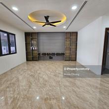 Corner 20ft Extra Land. Bandar Kinrara 6. 7 Bedrooms 2 Livingrooms.