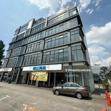 Corner unit Office, Facing main road